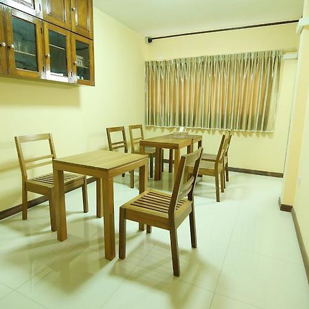 Hotel Hundred Moon à Yangon Extérieur photo