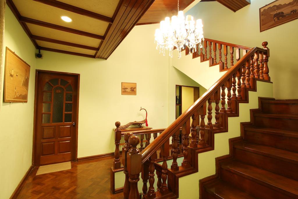 Hotel Hundred Moon à Yangon Extérieur photo