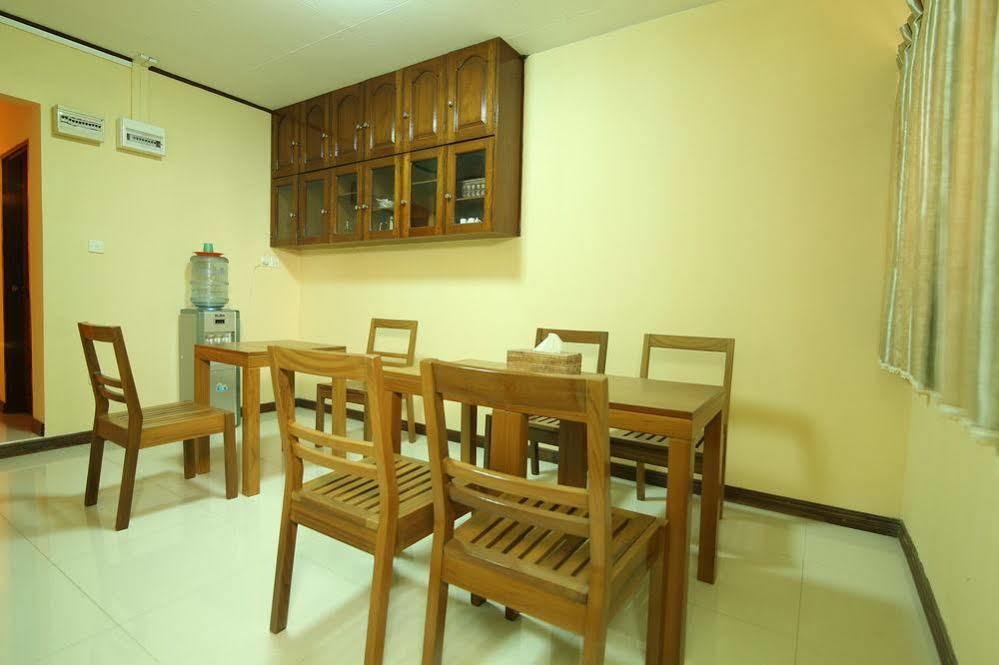 Hotel Hundred Moon à Yangon Extérieur photo