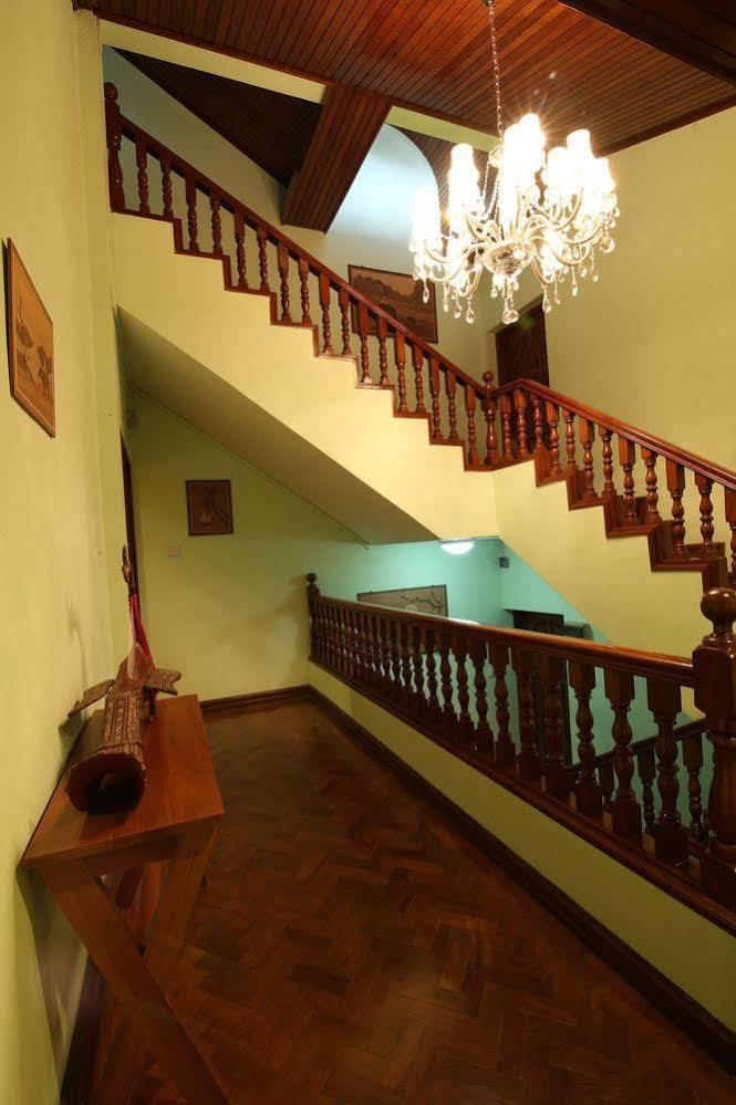 Hotel Hundred Moon à Yangon Extérieur photo