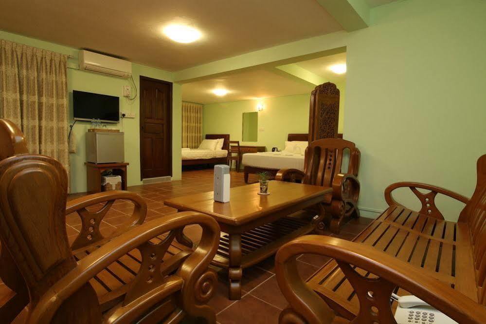 Hotel Hundred Moon à Yangon Extérieur photo
